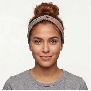Chignon disordinato con fascia: Stili da donna