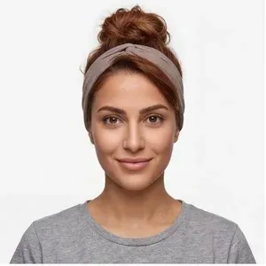 كرة فوضوية مع عصابة رأس: تسريحات للنساء